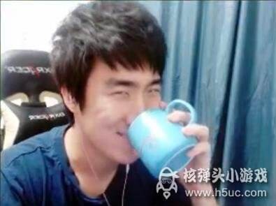 骚男喝水动态图拿走不谢 表情包放送