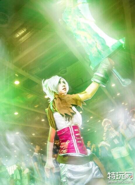 上单瑞雯大气cosplay 杀伤力惊人(2)
