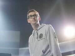 世界四大中单齐聚全明星 谁能阻止Faker大魔王