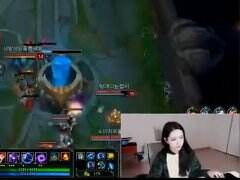 韩国青铜女主播被狮子狗抓哭说了些什么