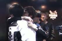 LPL赛场小花絮 Mata居然抱住Dandy就亲上了