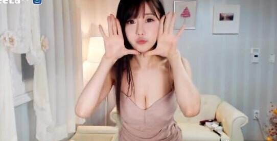 今天要为大家介绍的正妹是来自韩国的美女主播崔瑟琪。崔瑟琪是韩国直播平台Afreeca的知名女主播之一,有着可爱的脸蛋和丰满的身材,被称为有着最可爱的童颜的赛车女郎。她目前也是国内某直播平台的签约女主播,并且代言过某款国产手游,也参加过国内许多游戏展会,同时她也是韩国拳击比赛的举牌女郎,在Ins与Facebook上曾晒出过不少相关照片。