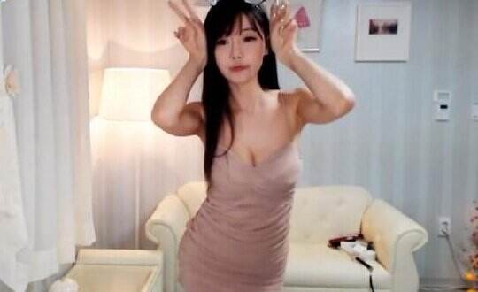 今天要为大家介绍的正妹是来自韩国的美女主播崔瑟琪。崔瑟琪是韩国直播平台Afreeca的知名女主播之一,有着可爱的脸蛋和丰满的身材,被称为有着最可爱的童颜的赛车女郎。她目前也是国内某直播平台的签约女主播,并且代言过某款国产手游,也参加过国内许多游戏展会,同时她也是韩国拳击比赛的举牌女郎,在Ins与Facebook上曾晒出过不少相关照片。