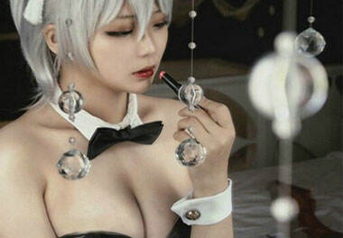 锐雯COS写真精选：童颜巨乳涂口红尽显致命诱惑