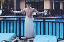 OMG前打野灵药分手后散心 迪拜游玩秀身材