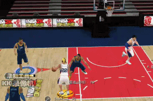 下防守者正对着对面扣将,自动成为靶子,只要篮下防守者偏离扣篮者路线