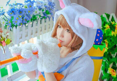 粉嘟嘟萌妹演绎家居提莫 提莫队长正在卖萌