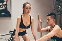 女主播参加胸膜大赛 举哑铃居然穿这么少