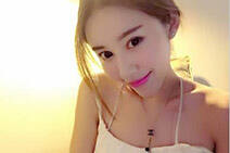 为拿土豪10万礼物 女主播直播间豪放换衣