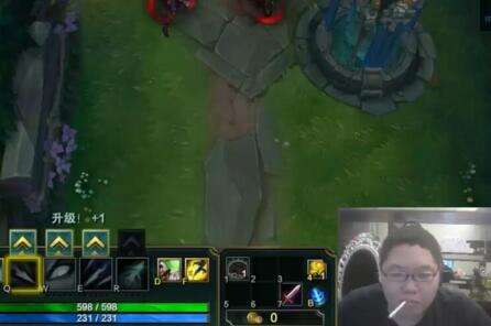 PDD混迹青铜局抢位不成 送一血与队友互刚