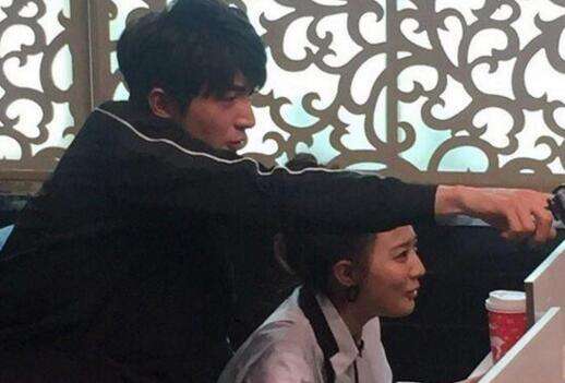 林更新惊现网吧开黑 吃完烤肠还指点妹子