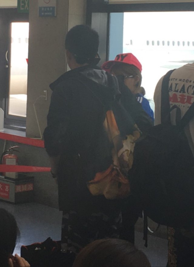 柚子携女伴现身台湾机场 酷似知名主播小訫