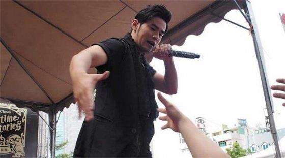 周杰伦J战队表现亮眼 新专辑签唱会顺便见水友