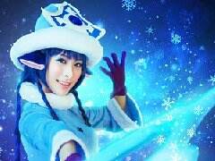 萌妹COS冰雪节璐璐 魄罗也被妹子吸引