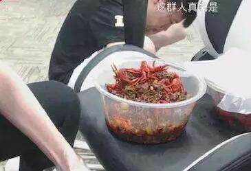MLXG你够了！RNG直播吃龙虾馋煞观众！