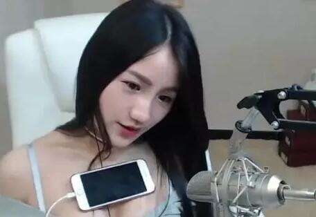 女主播发起“污力挑战” 直播胸部顶手机