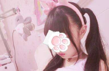 20多岁装小学生？直播丝袜美腿惨遭封号