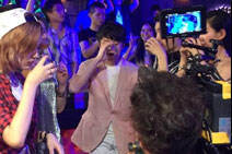 厂长现身北京工体 粉红西装被粉丝疯狂吐槽