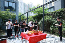 IMAY战队新基地落成 开张大吉焚香祭天地